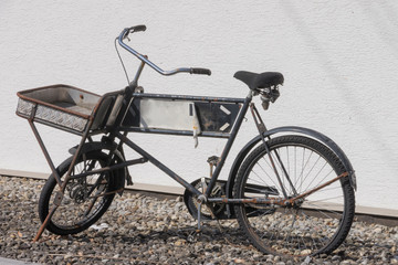 Fototapeta na wymiar Altes Fahrrad steht wartend auf dem Ständer