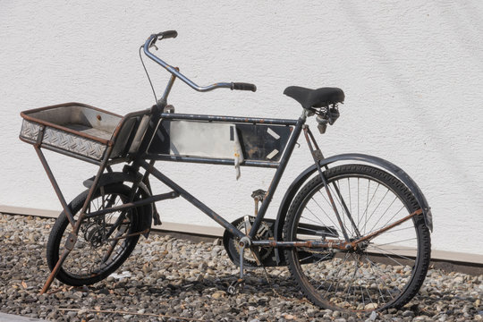 Altes Fahrrad steht wartend auf dem St&auml;nder