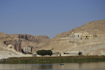 Fototapeta na wymiar Kloster Aschmunia am Nil-Ufer
