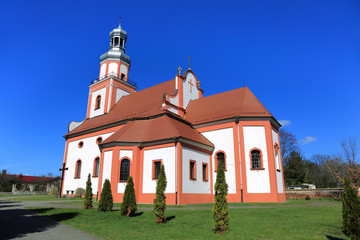 Fototapeta na wymiar Piękny odnowiony kościół w Łosiowie.