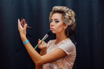 Obraz premium Young girl making hairdress