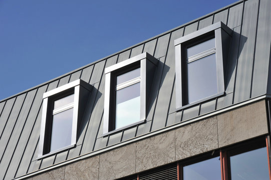 Stehfalz-Metall-Dach mit Gaubenfenstern