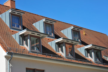 Fototapeta na wymiar Ziegeldach mit modernisierten Dachgauben