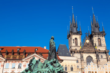 Obraz premium Jan Hus monument and Tyn Church in the Old Town of Prague, Czechia