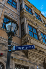 Straßenschild und Laterne Fuggerplatz Augsburg