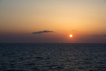 Fototapeta premium 海に沈む夕日