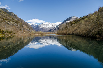 Fototapeta na wymiar Cardet reservoir, in the Vall de Boi
