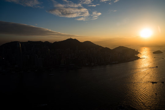 九龍半島から望む香港の夕日