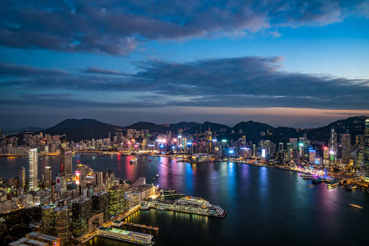 九龍半島から望む香港の夕景