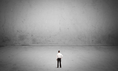 Obraz premium Small business person in large empty space