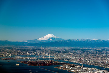 京浜工業地帯と富士山　空撮
