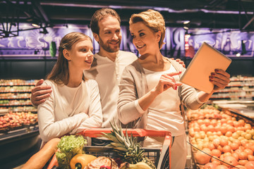 Obraz premium Family at the supermarket