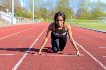 Obraz premium Woman doing sprint training on a sports track