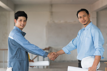 Obraz premium businessman shaking hands to seal a deal with his partner