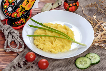 Картофельное пюре на белой тарелке