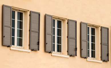 Fototapeta na wymiar façade et fenêtres avec volets à persienne en aluminium
