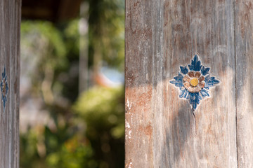 Porte sculptée d'une fleur en bois