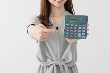 電卓を持った女性、笑顔