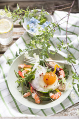目玉焼きとシーフードサラダの朝食