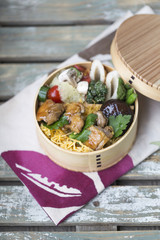 鶏の照焼きが入った和風わっぱ弁当