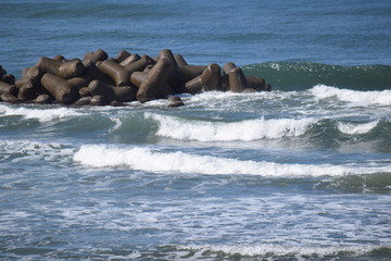 Fototapeta premium 消波ブロック ／ 海岸や河川などの護岸を目的に設置するコンクリートブロックです。海岸沿いに多数のブロックをかみ合わせて並べることで、波のエネルギーを減衰・消散させる事が可能です。また、このブロックにより、水中に複雑で多様な生物生息空間を提供し、円滑な生態系が形成され豊かな水域環境を創り出しています。