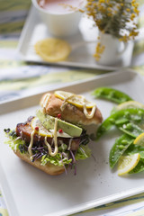 厚切りベーコンとアボカドのサンド