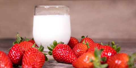 Erdbeeren und ein Glas Milch, vegane Sojamilch oder Pflanzenmilch