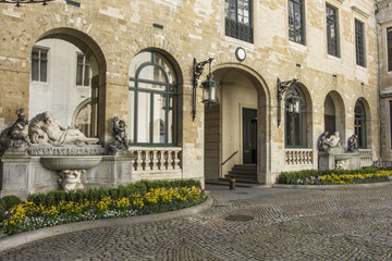 Fototapeta na wymiar The statues in the town hall courtyard in Brussels