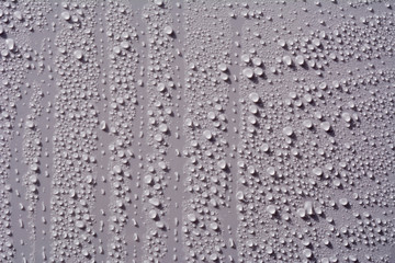 Tropfen aus Wasser auf weissem Hintergrund