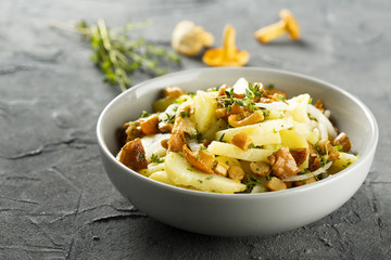 Pasta with chanterelle mushrooms and herbs