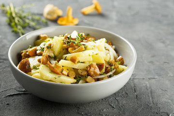 Pasta with chanterelle mushrooms and herbs