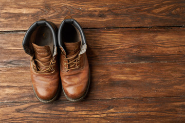 брутальніе мужские ботинки приключения  на деревянной поверхности