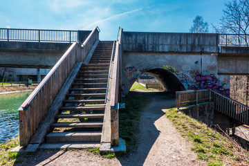 Treppenaufgang vom Isarkanal zur Straße in Unterföhring