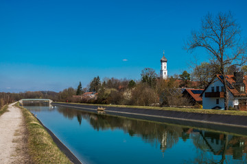 Isarkanal in Unterföhring bei München mit der Kirche Sankt Valentin