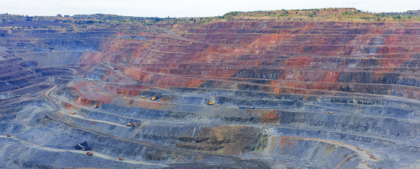 large quarry mining of iron ore