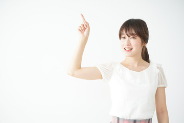 笑顔でポイントを示す若い日本人の女性