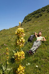 Naklejka na ściany i meble femme couchée dans l'herbe au soleil en été