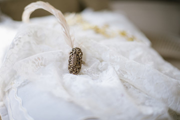 Obraz na płótnie Canvas Vintage ring with a feather on a handmade lace