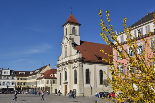 Marktplatz Ludwigsburg mit der Kirche Zur Heiligsten Dreieinigkeit