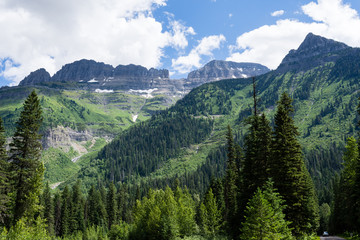Fototapeta na wymiar Alpine scenery along Going-to-the-Sun road in Glacier National Park, USA