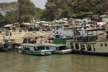 Fototapeta na wymiar Barcos en río de Mandalay, Myanmar.