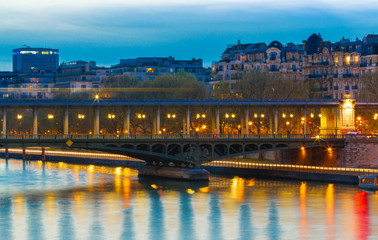 Fototapeta na wymiar Bir-Hakeim bridge at night, Paris