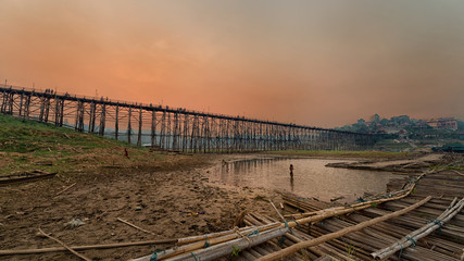 Fototapeta premium Wooden bridge sunset