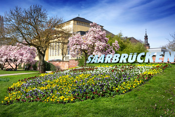 Saarbrücken – Saarbrücker Staatstheater im Frühling mit Parkanlage am Staden