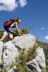 femme en montagne qui a le vertige et la peur du vide