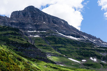 Fototapeta premium Alpine scenery along Going-to-the-Sun road in Glacier National Park, USA