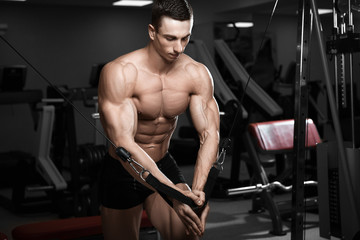 Obraz na płótnie Canvas Muscular athletic bodybuilder fitness model