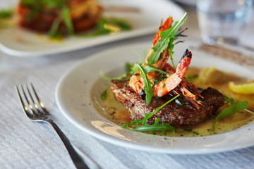 Grilled meat with shrimps and lemon sauce