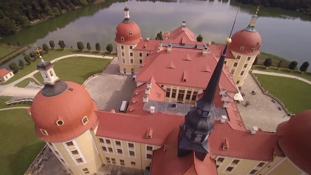Pałac Moritzburg
&ndash; przelot nad pałacem