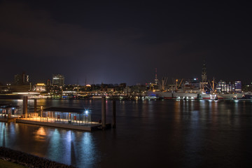 Fototapeta na wymiar nightly panorama from the harbour of hamburg germany